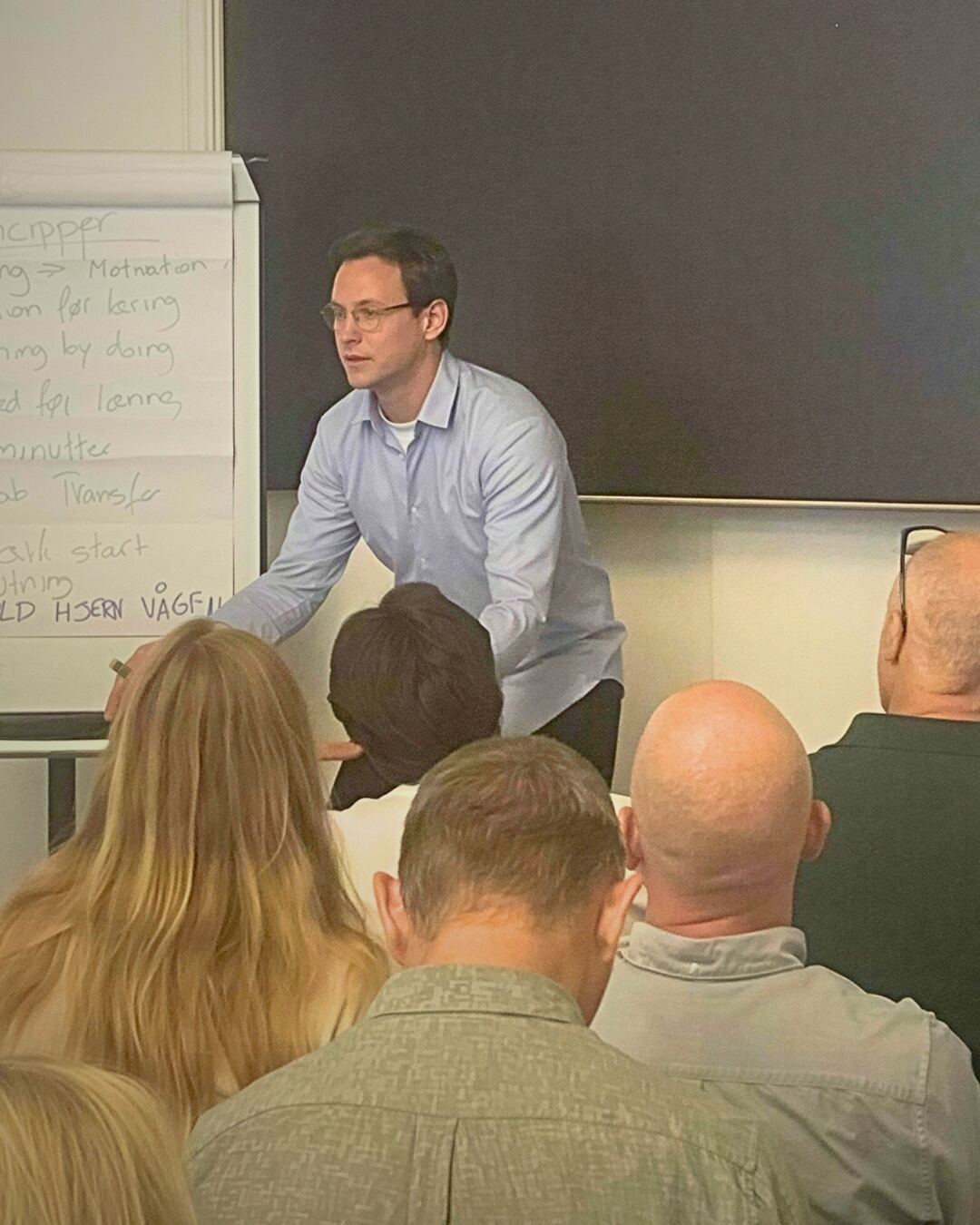 Alexander underviser hos Niels Brock med sine principper på flipoveren