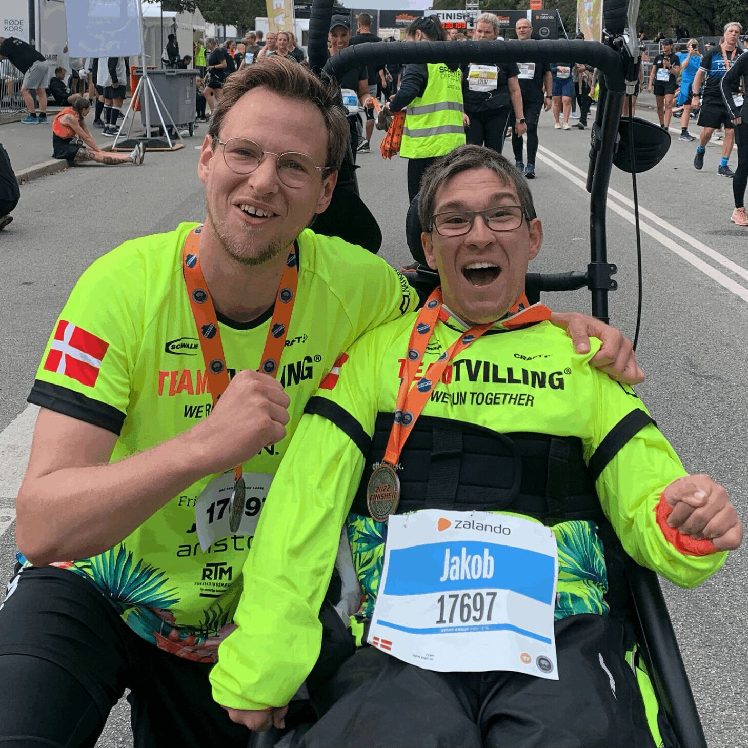 Alexander og Jakob ved målstregen med Team Tvilling